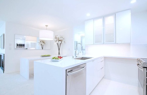 West Los Angeles Condominio | Villa Blanca en el corazón de Brentwood