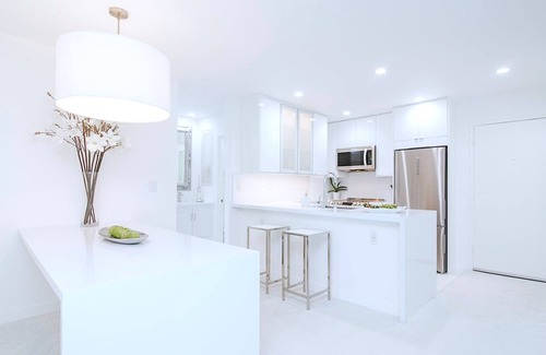West Los Angeles Condominio | Villa Blanca en el corazón de Brentwood