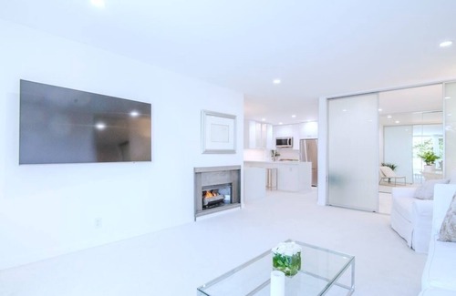 West Los Angeles Condominio | Villa Blanca en el corazón de Brentwood