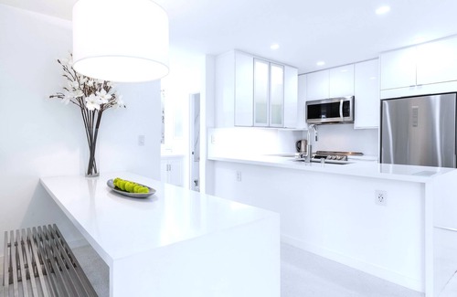 Sawtelle Condominio | Magnificent Villa Blanca in the heart of Brentwood