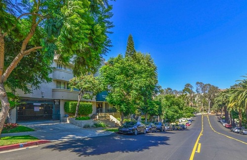Sawtelle Condominio | Magnificent Villa Blanca in the heart of Brentwood