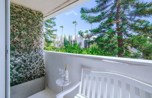 Sawtelle Condominio | Magnificent Villa Blanca in the heart of Brentwood