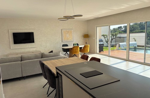 Caremeau Villa | Magnificent villa in a private neighborhood with breathtaking views of the garrigues.