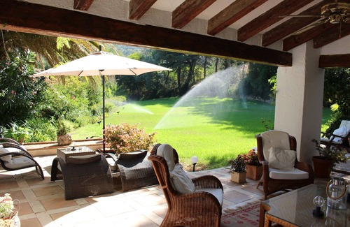 Casares Villa | Magnífica villa con jardines y piscina en Costa del Sol, cerca de golf y del mar