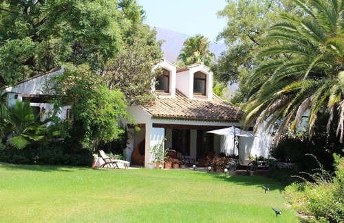 Casares Villa | Magnífica villa con jardines y piscina en Costa del Sol, cerca de golf y del mar