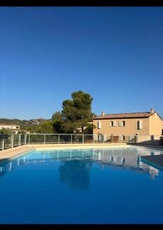 Mallemort Apartamento | Magnifique appartement lumineux avec piscine