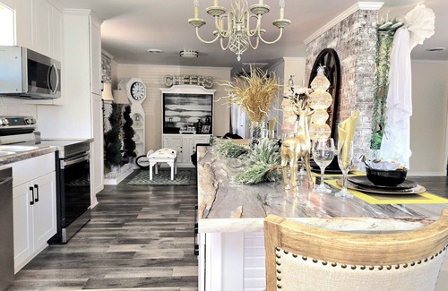 Summerfield Casa | MAGNOLIA Charming 2-bedroom farmhouse in lovely Summerfield, NC with AC, WiFi.