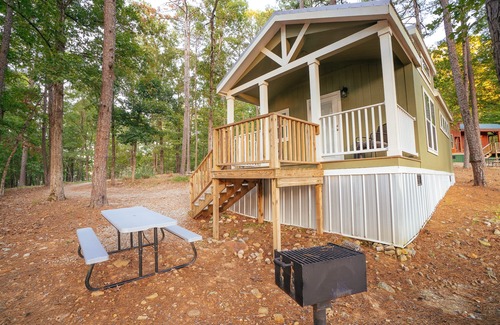 Royal Cabaña | Magnolia Cottage at Safe Harbor Brady Mountain on Lake Ouachita!