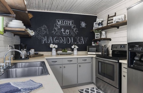 Fredericksburg Cabina | Magnolia Farmhouse at Lost Creek/Hot Tub🍷/Close to Downtown!