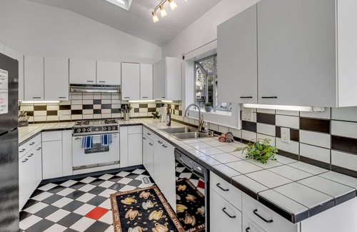 Greensboro Casa | Magnolia Manor - Private Backyard - Close to Downtown
