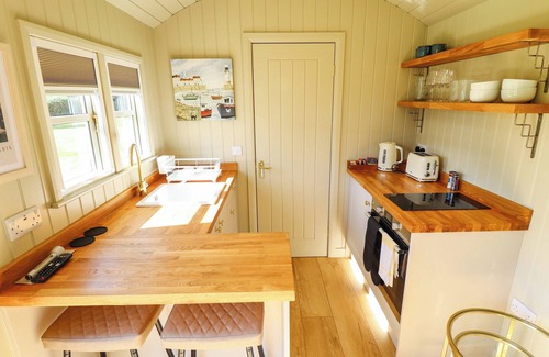 Ashby cum Fenby Cabaña | MAGNOLIA, pet friendly, with hot tub in Waltham