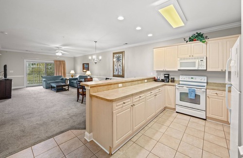 Central Myrtle Beach Condominio | Magnolia Pointe 203 2nd floor w/elevator, pool