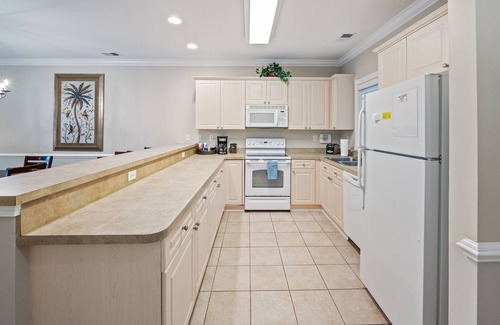 Central Myrtle Beach Condominio | Magnolia Pointe 203 2nd floor w/elevator, pool