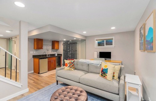 Lawton Park Casa | Magnolia's Scarlet Door near Discovery Park