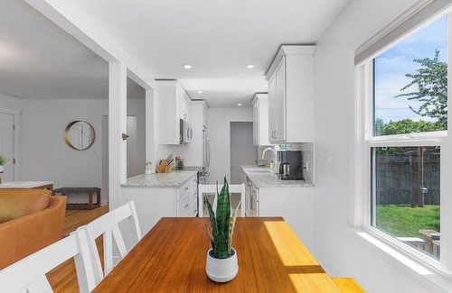 Lawton Park Casa | Magnolia's Scarlet Door near Discovery Park