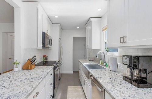 Lawton Park Casa | Magnolia's Scarlet Door near Discovery Park