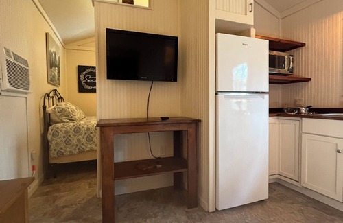 Magnolia Casa | Magnolia Tiny House - Newly Renovated Charm in Serene Magnolia