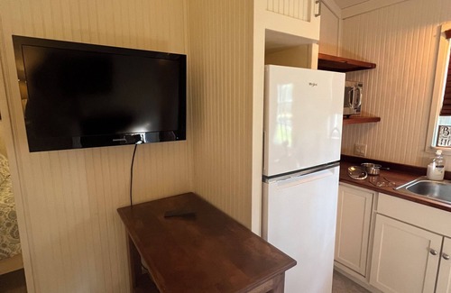 Magnolia Casa | Magnolia Tiny House - Newly Renovated Charm in Serene Magnolia