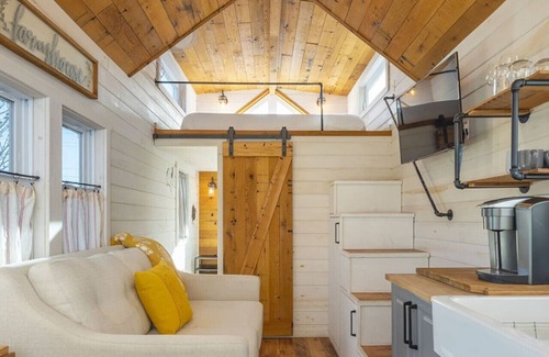 Mills River Casa | Magnolia | Tiny Modern Farmhouse Escape