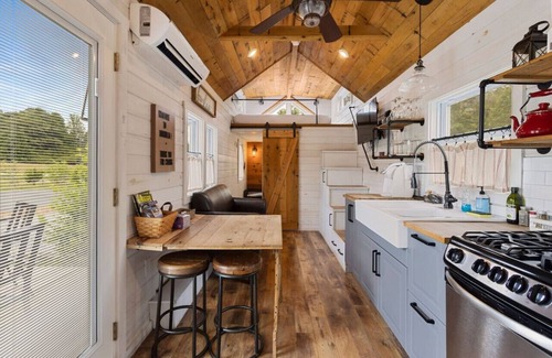 Mills River Casa | Magnolia | Tiny Modern Farmhouse Escape