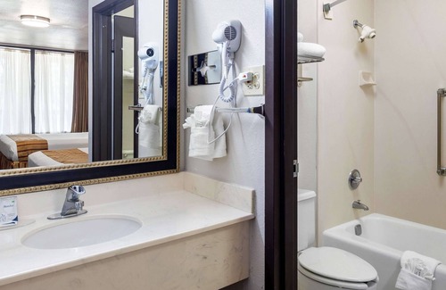 Tyler Hotel | Magnuson Grand Hotel & Conference Center Tyler