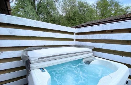 Warminster Casa | Magpie 5 Hot Tub HuntersMoon-Warminster-Bath-Wiltshire