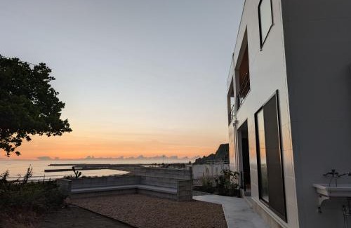 Ichinomiya Villa | mahaloha house 新築ビーチフロント ペット同伴プラン有 ｍax8名 BBQ 海歩1分 アイランドキッチン 大型プロジェクタ 床暖房 オーシャンビューバス