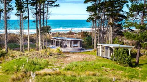 Mahia Casa | Mahanga Dunes Retreat - Mahia Holiday Home