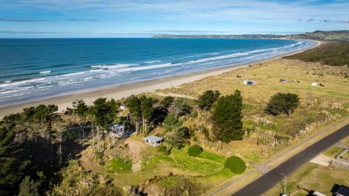 Mahia Casa | Mahanga Dunes Retreat - Mahia Holiday Home