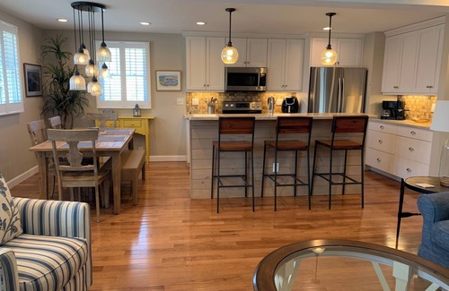 Mystic - New London Casa | MAIN BEACH ACCESS in GLP!! Charming 3-Bedroom House with AC!!