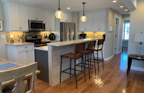 Mystic - New London Casa | MAIN BEACH ACCESS in GLP!! Charming 3-Bedroom House with AC!!
