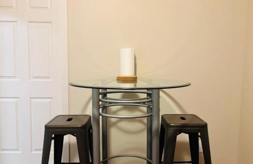 Mission District Apartamento | Main Floor 1 Bedroom Suite with Parking
