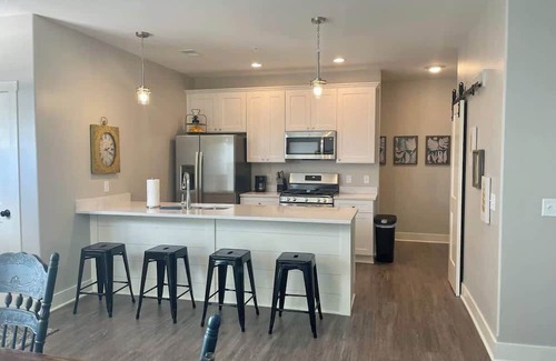 Quad Cities Condominio | Main Floor 2 Bedroom Condo in Bettendorf featuring king bed in master