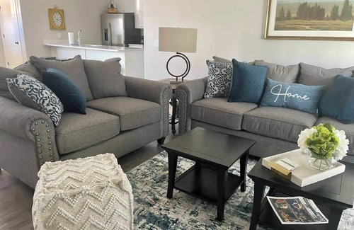 Quad Cities Condominio | Main Floor 2 Bedroom Condo in Bettendorf featuring king bed in master