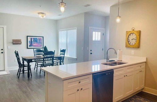 Quad Cities Condominio | Main Floor 2 Bedroom Condo in Bettendorf featuring king bed in master