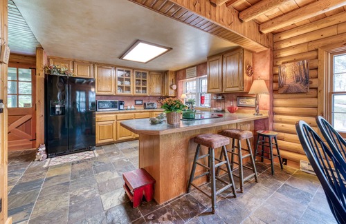 Grantsdale Cabina | Main & Guest Cabin on 3 Acres in Woods with Pond