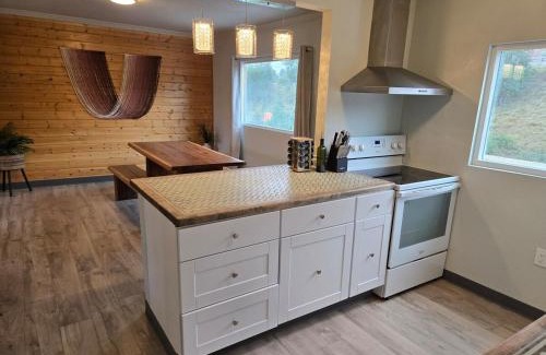 Manitou Springs Apartamento | Main House 3BR Retreat with Kitchen