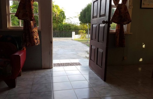 Treasure Beach Casa | "Casa principal en Shakespeare Cottage"