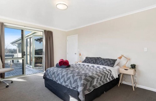 Pukehina Otro | Main House-FARM- · Rural Retreat Sanctuary Spa Sauna & Home Cinema!