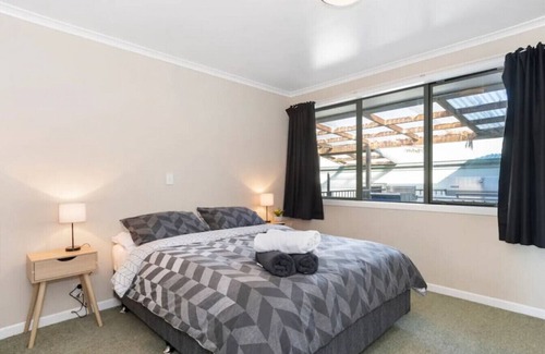 Pukehina Otro | Main House-FARM- · Rural Retreat Sanctuary Spa Sauna & Home Cinema!