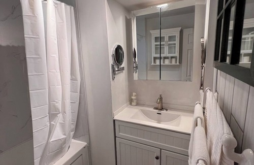 Toronto Apartamento | Main Lilac private-unit 10-min to Airport