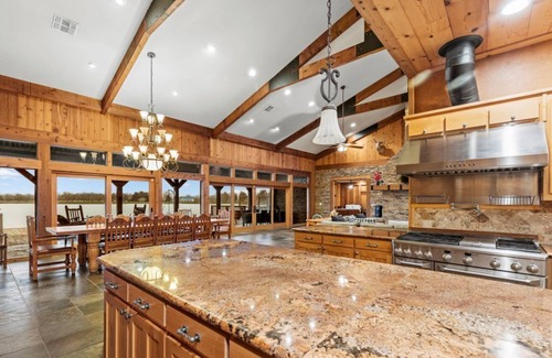 Elmaton Cabina | ★Main Lodge ★Delightfully Retreat Texas Ranch, lake, sleep 28-32★