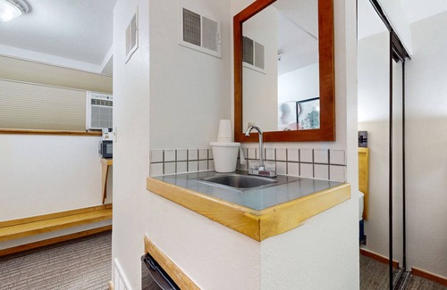 West End Cabina | Main St. gem - pool & hot tub - walk to lifts, dog-friendly, ground-floor