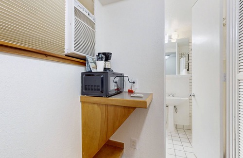 West End Cabina | Main St. gem - pool & hot tub - walk to lifts, dog-friendly, ground-floor