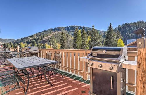 Red River Apartamento | Main St Red River Ski Condo with Mountain View!