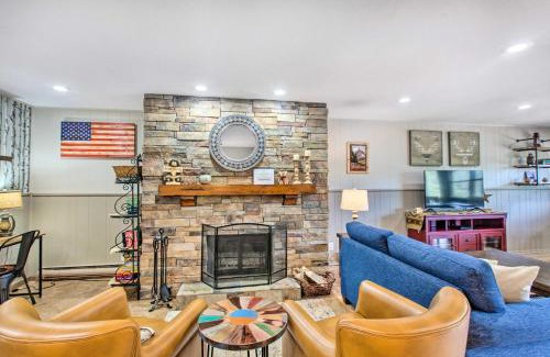 Red River Apartamento | Main St Red River Ski Condo with Mountain View!