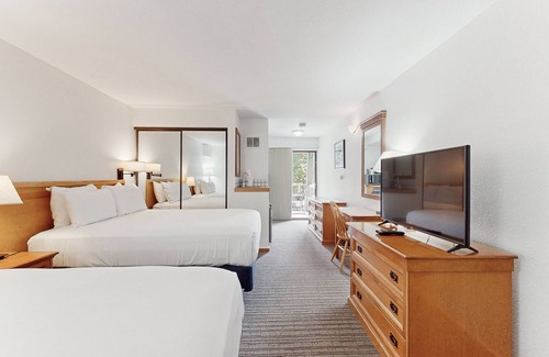 West End Cabina | Main St. room - pool & hot tub - walk to lifts, dog-friendly, balcony