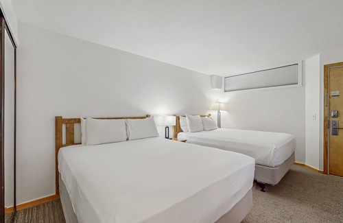 West End Cabina | Main St. room - pool & hot tub - walk to lifts, dog-friendly, ground-floor