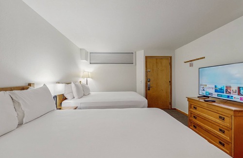 West End Cabina | Main St. room - pool & hot tub - walk to lifts, dog-friendly, ground-floor