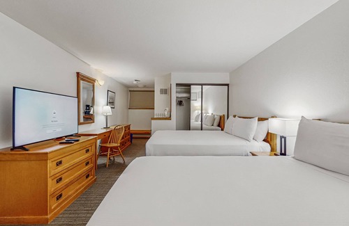 West End Cabina | Main St. room - pool & hot tub - walk to lifts, dog-friendly, ground-floor